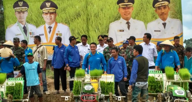 Zola dalam Gerakan Tanam Padi Sawah Gapoktan Lingkar Nago bersama Bupati Tebo Sukandar, Wakil Bupati Tebo Syahlan, Ketua TP PKK Provinsi Jambi Sherrin Tharia Zola, Ketua TP PKK Tebo (Anggota DPR RI) Saniatul Lativa Sukandar, TNI di Desa Bungo Tanjung Kecamatan Tebo Ulu Kabupaten Tebo.