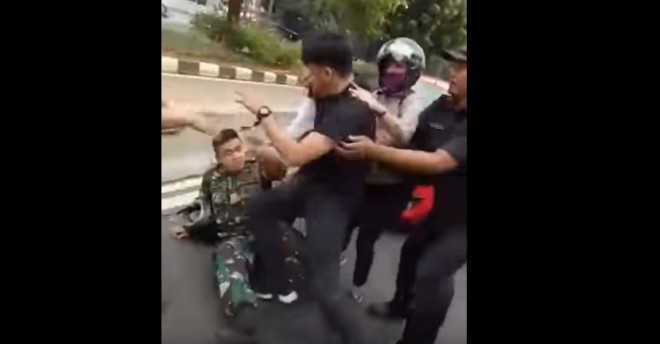 Video seorang anggota TNI dengan pemuda pengendara mobil terlibat duel di tengah jalan. 