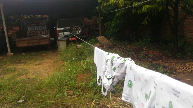 Mobnas yang dijadikan Tiang Jemuran.