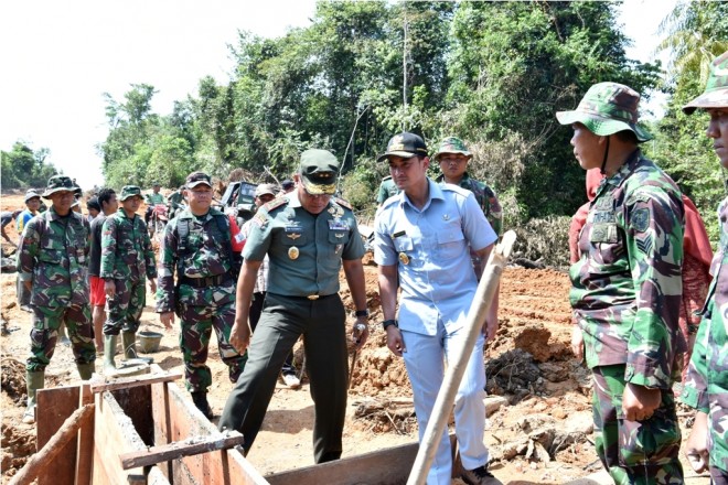 Gubernur Zola Bersama Pangdam II/Sriwijaya Tinjau Pembangunan Jalan Program TMMD di Bukit Baling.