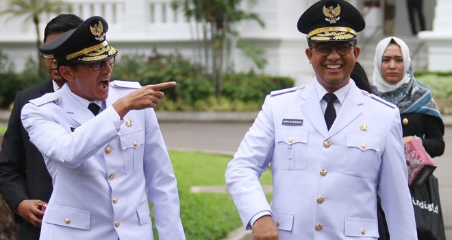 Gubernur dan Wakil Gubernur DKI Jakarta, Anies Baswedan dan Sandiaga Uno usai menjalani prosesi pelantikan di Istana Negara, Senin (16/11). Foto : Raka Denny/Jawa Pos