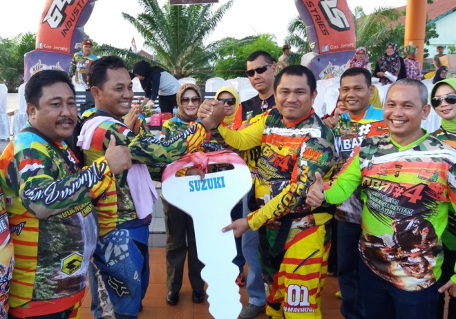 Bupati Bungo Mashuri menyerahkan hadiah mobil kepada peserta 