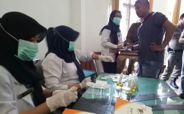 Tes urine yang dilakukan BNNK Batanghari di DPRD Batanghari Senin siang ini (16/10)