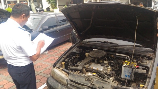 Petugas Dishub Provinsi Jambi mulai melakukan cek fisik kendaraan dinas yang baru saja ditarik dari mantan pejabat Pemprov Jambi. Cek fisik dilakukan pagi ini (16/10)