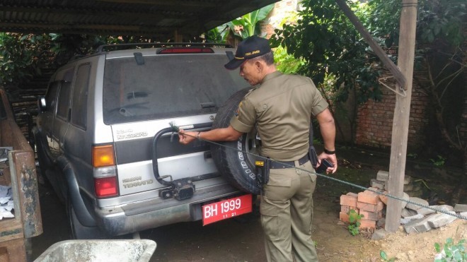 Tim terpadu pemprov jambi saat menarik mobil dinas beberapa waktu lalu. 