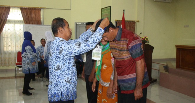 Pemasangan tanda peserta diklat oleh Kepala Tata Usaha BPP Jambi, Marsudi kepada perwakilan peserta.