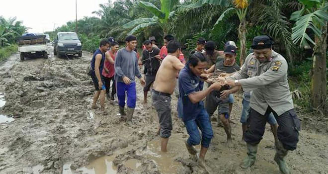 Kondisi ruas jalan penghubung antara Desa Sungai Sayang dan Sungai Jambat di Kecamatan Sadu, Tanjabtim. Jalan ini mengalami kerusakan cukup parah.