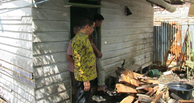 H Bakri saa meninjau bedah rumah. 