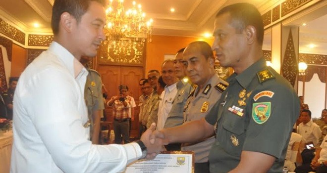 Gubernur Zola Terima Piagam.