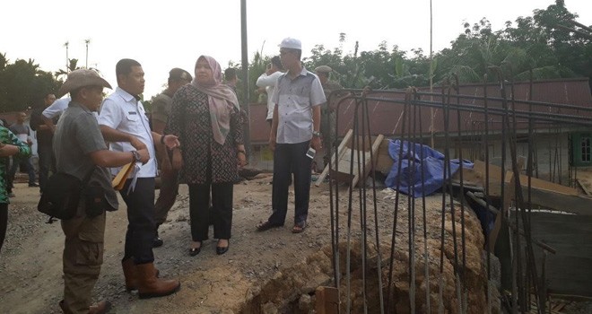 Bupati Masnah Sidak Pengerjaan Jembatan Kemingking.