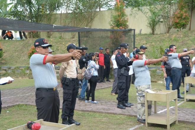 Kapolda saat menembak di lapangan tembak Mako Brimobda Jambi.