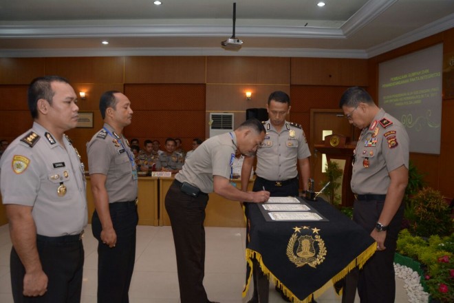 Kapolda menyaksikan penandatanganan Pakta Integritas PAG 2017.