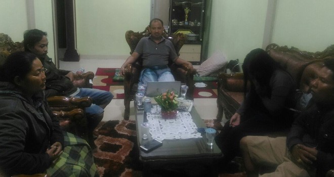 YA saat diamankan di rumah ketua rt setempat.