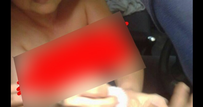 Megawati dengan kondisi setengah telanjang di dalam mobil saat diberhentikan paksa oleh warga.