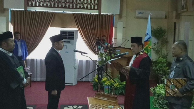 Fikar Azami saat Dilantik Jadi Ketua DPRD Kota Sungai Penuh.