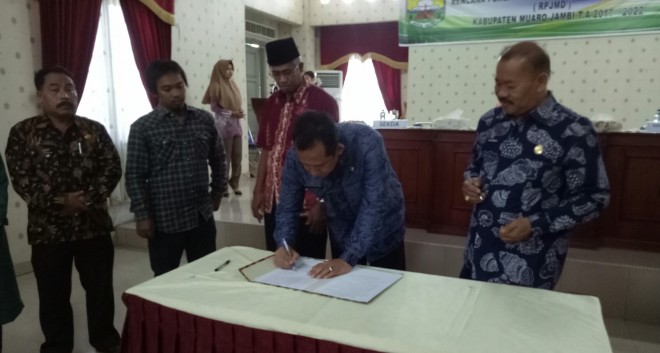 BBS Tandatangani Konsultasi Publik RPJMD Muarojambi Tuntas.