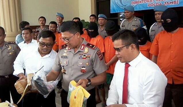 Wanita asal aceh saat di amankan di Polda Jambi.