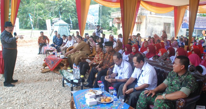 Peserta Sosialisasi KIE Kreatif di Desa Pulau Betung, tampak seksama mendengarkan pemaparan materi oleh Komisi IX DPR-MPR RI Drs. H. Zulfikar Achmad.