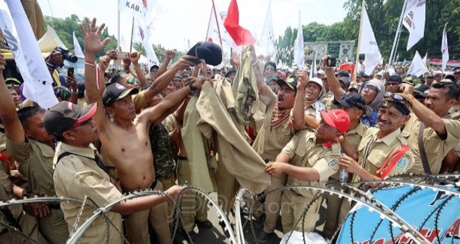 Masa PPDI menggelar aksi damai di depan Istana Merdeka. Foto : JPNN.com