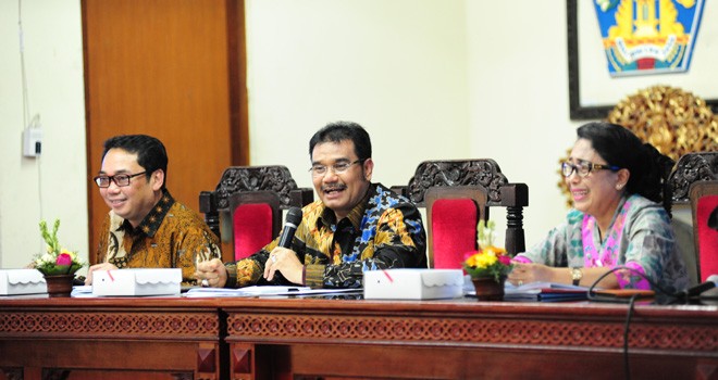 SAH ketika memimpin dialog dengan pelaku usaha kreatif, Kamis (19/10) lalu.   