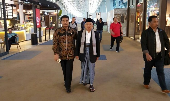 Ketua Majelis Ulama Indonesia (MUI) pusat KH. Maruf Amin dengan Sutan Adil Hendra (SAH).