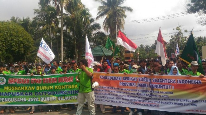 Konfederasi Serikat Buruh Sejahtera Indonesi  (KBSI) Provinsi Jambi  melakukan unjuk rasa Kamis (26/10)