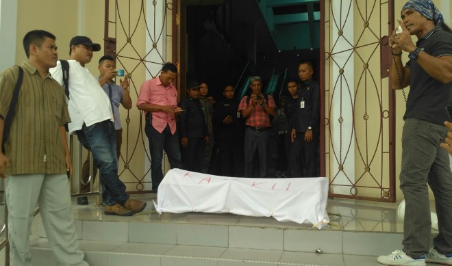 Wiih... Ada Keranda Jenazah di Depan Pintu Gedung DPRD Provinsi Jambi.
