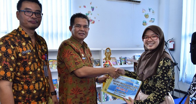 Apresiasi Bakat Muda Kota Jambi. Sekda Kota Jambi serahkan Piala Juara 1 Pidato Bahasa Inggris Tingkat Kota Jambi, kepada Juara I Syalinna Naurah dari SMA 3 Kota Jambi (26/10).