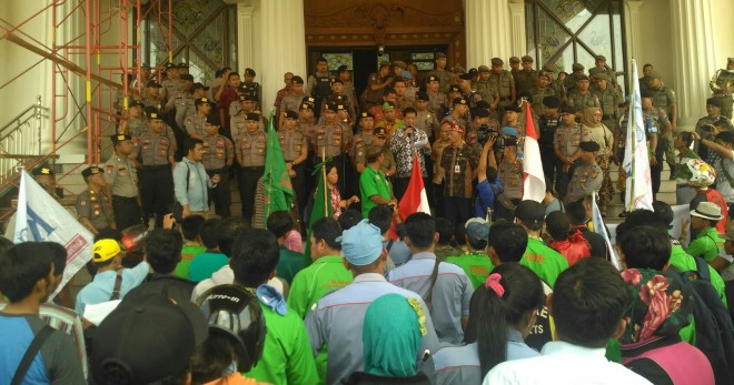 Aksi unjuk rasa di kantor Gubernur Jambi.