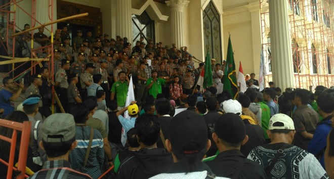 Ratusan Masa KSBSI Menggeruduk Kantor Gubernur Jambi.