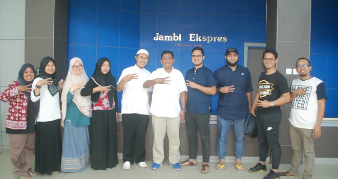 Leader KAT saat foto bersama manajemen dan karyawan Jambi Ekspres di ruang lantai I Graha Pena Jambi Ekspres.
