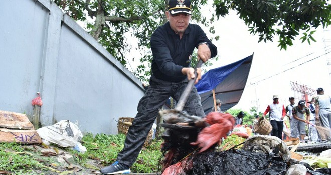 Walikota Jambi Sy Fasha saat Gotong Royong Bersama TNI-Polri.