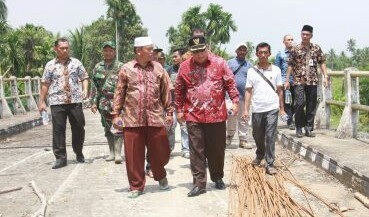Bupati Tanjabbar Tinjau Pekerjaan Jembatan Parit Tagik  
