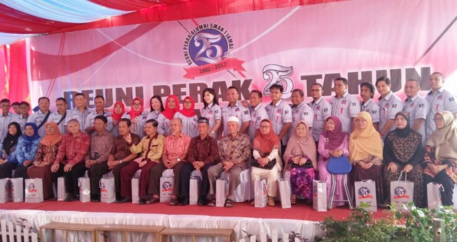 Foto bersama para Alumni SMA Negeri I Kota Jambi angkatan 92 beserta guru guru.