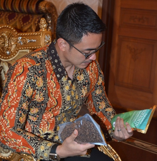 Gubernur Jambi Zumi Zola melihat kemasan  Kopi Koerintji