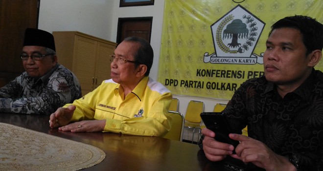 Ketua DPD I Golkar Jambi, Zoerman Manap  memberikan keterangan resmi terkiat dukungan di Pilkada Kerinci, Minggu (29/10) kemarin.  