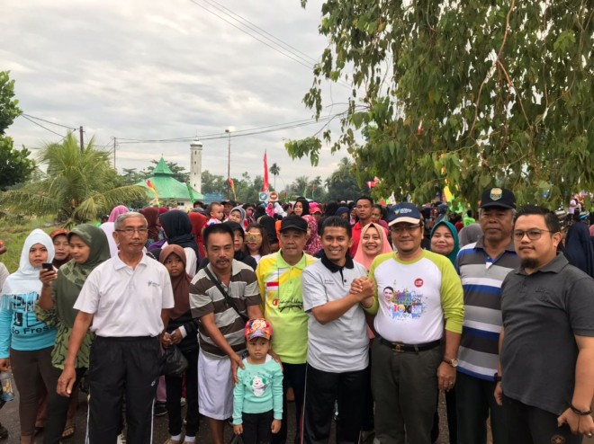 dr Maulana Tampak Akrab Bersama Warga.