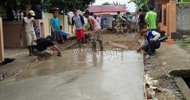 Suasana gotong royong warga membangun jalan dengan dana Bangkit Berdaya.