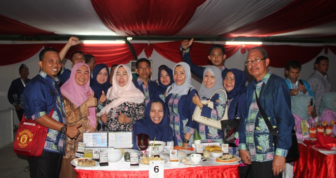 Foto bersama Bupati H. Safrial dan Ketua TP-PKK Tanjabbar Hj. Cici Halimah Safrial usai pengumuman pemenang lomba.