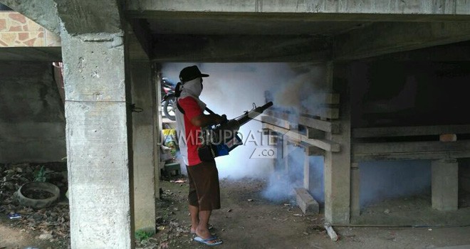 Petugas saat melakukan foging disalah satu rumah warga.