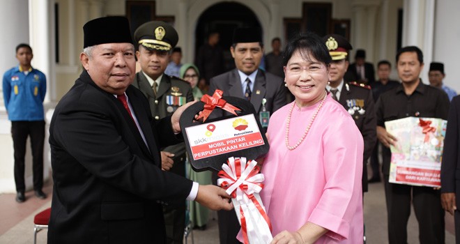 Vice President Human Resources and Relations Maryke Pulunggono, secara simbolis menyerahkan Mobil Pintar kepada Bupati Tanjung Jabung Barat, Dr. Ir. H Safrial MS.