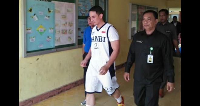 Gubernur Jambi Zumi Zola membuka Liga Pelajar Indonesia (LPI) Bola Basket tingkat pelajar SMA/SMK se â€“ Provinsi Jambi.