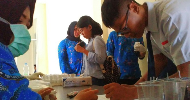 Siswa SMP di Kota Jambi Dites Urine.