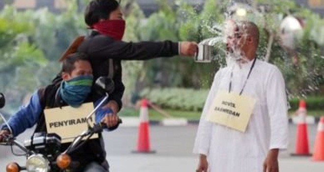 Aksi teatrikal penyerangan terhadap Novel Baswedan. Foto via Jawa Pos