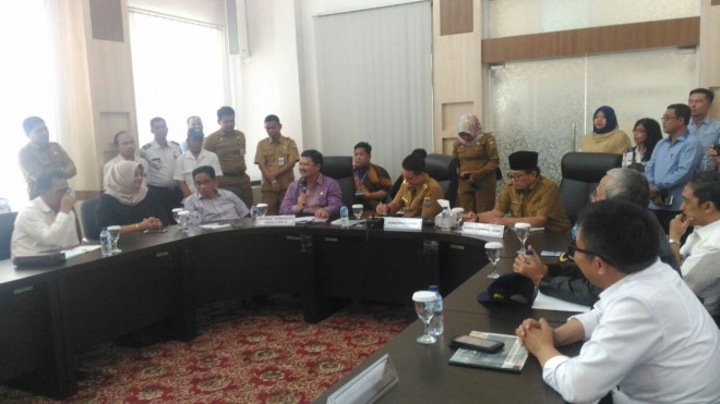 Pertemuan Gubernur Jambi Zumi Zola Zulkifli dengan Rombongan Komisi V DPR RI di VIP Room Bandara Sultan Taha Jambi.