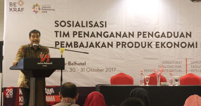 Sutan Adil Hendra ketika memberikan materi pada sosialisasi satuan tugas anti pembajakan ekonomi