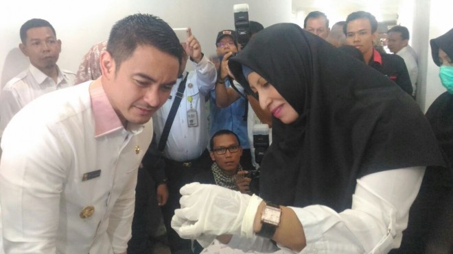 Zola saat memantau tes urine para pejabat, Rabu (1/11).