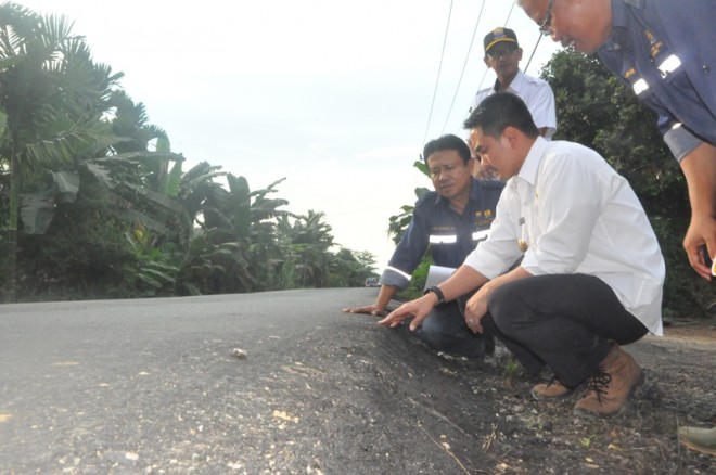 Gubernur Jambi, Zumi Zola didampingi Plt Kadis PUPR Provinsi Jambi Arfan, saat meninjau jalan diTanjabtim, Rabu (1/11).