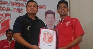 Ketua DPK PKPI Kota Jambi, Faris Siregar saat menyerahkan dukungan kepada Tim center Sy Fasha.