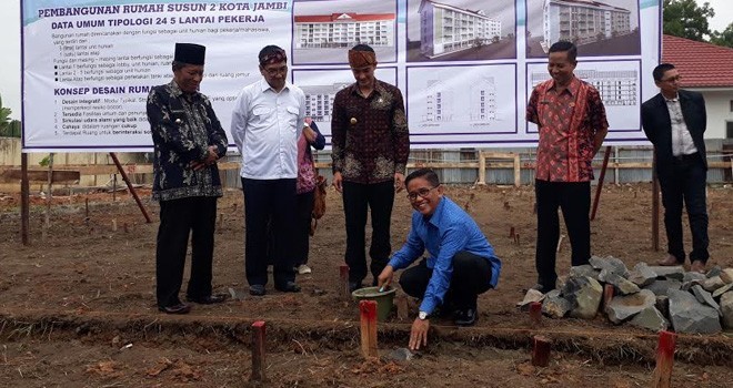 H Bakri saat peletakan batu pertama pembangunan Rusunawa.
